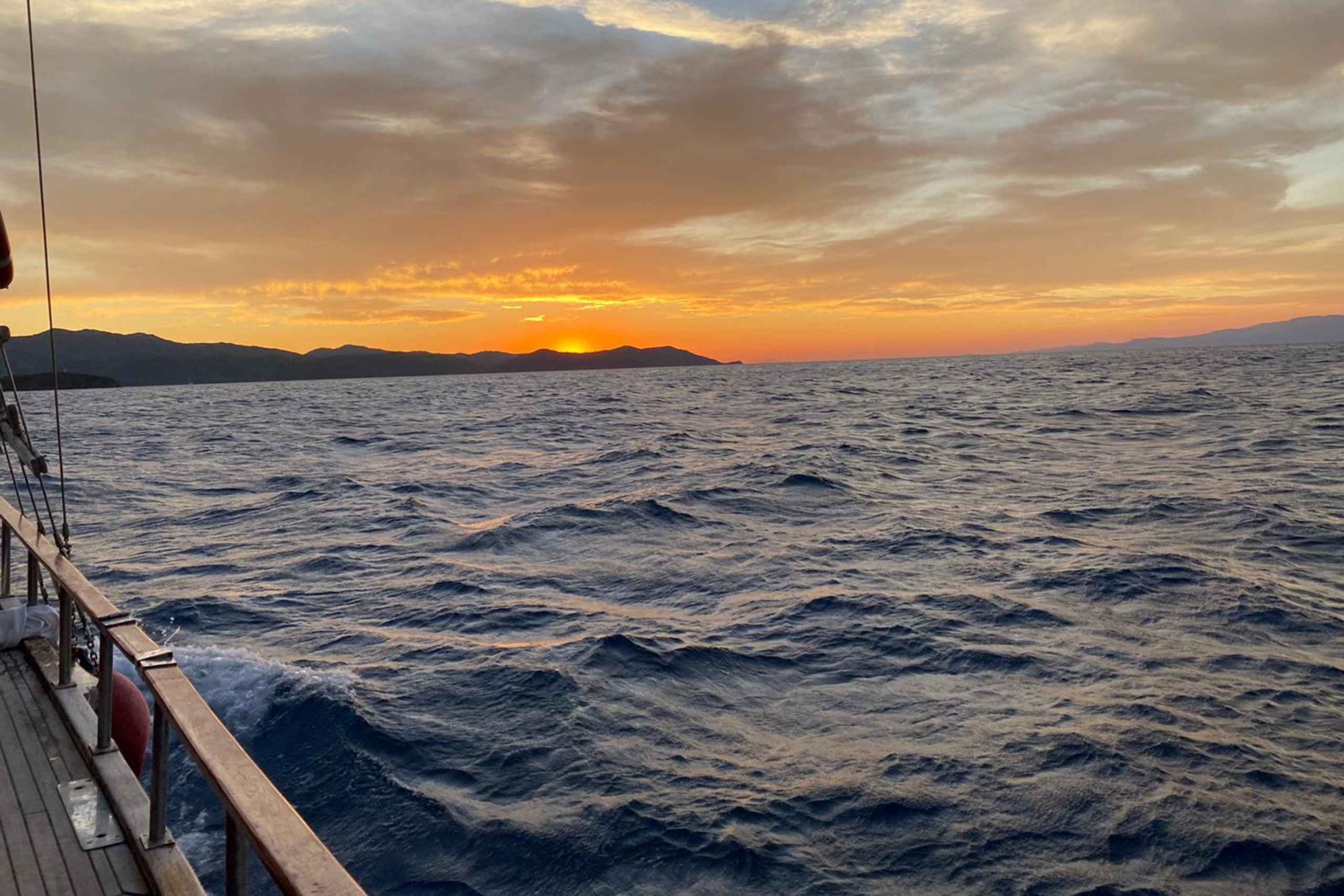 ボドルムから：ディナーと水泳付きのプライベートサンセットボートツアー