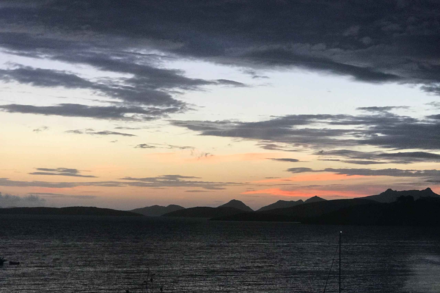 ボドルムから：ディナーと水泳付きのプライベートサンセットボートツアー