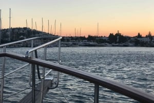 Desde Bodrum: Excursión privada en barco al atardecer con cena y baño