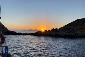 Van Bodrum: privé-boottocht bij zonsondergang met diner en zwemmen