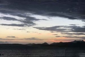 Van Bodrum: privé-boottocht bij zonsondergang met diner en zwemmen