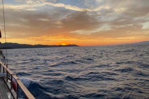 Z Bodrum: Prywatna wycieczka łodzią o zachodzie słońca z kolacją i pływaniem