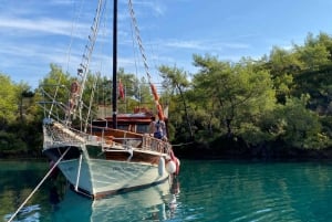 Da Bodrum: tour privato in barca al tramonto con cena e nuoto