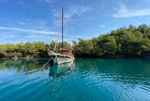 De Bodrum: passeio de barco privado ao pôr do sol com jantar e natação