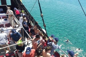Kardamaina: Cruzeiro de barco pirata de 3 baías com almoço com churrasco