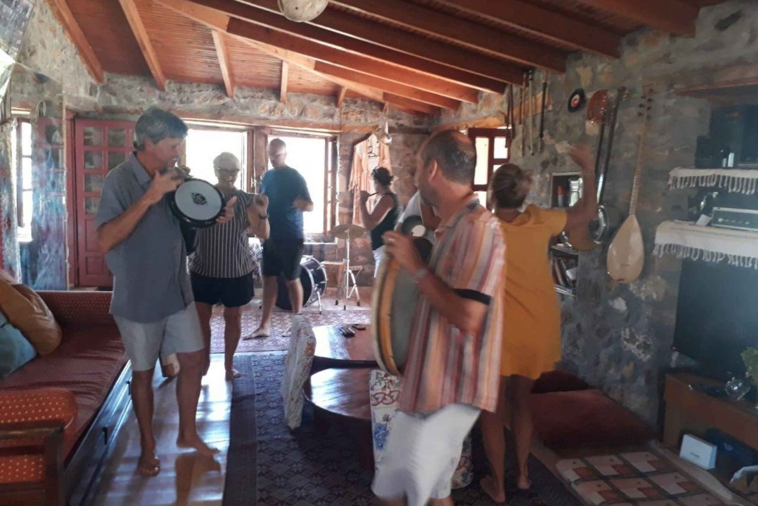 Dégustation d'olives et déjeuner rustique dans une maison de campagne avec musique live