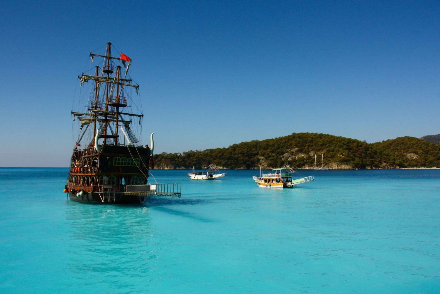 Ölüdeniz: Piratbåtskryssning med badstopp och lunch