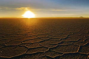 2-Días de viaje privado de ida y vuelta desde Chile al Salar de Uyuni