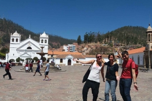 Detrás: tour a pie de textiles e historia