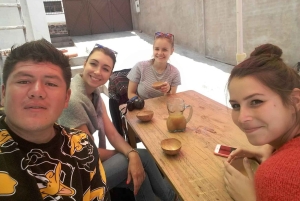 Detrás: tour a pie de textiles e historia