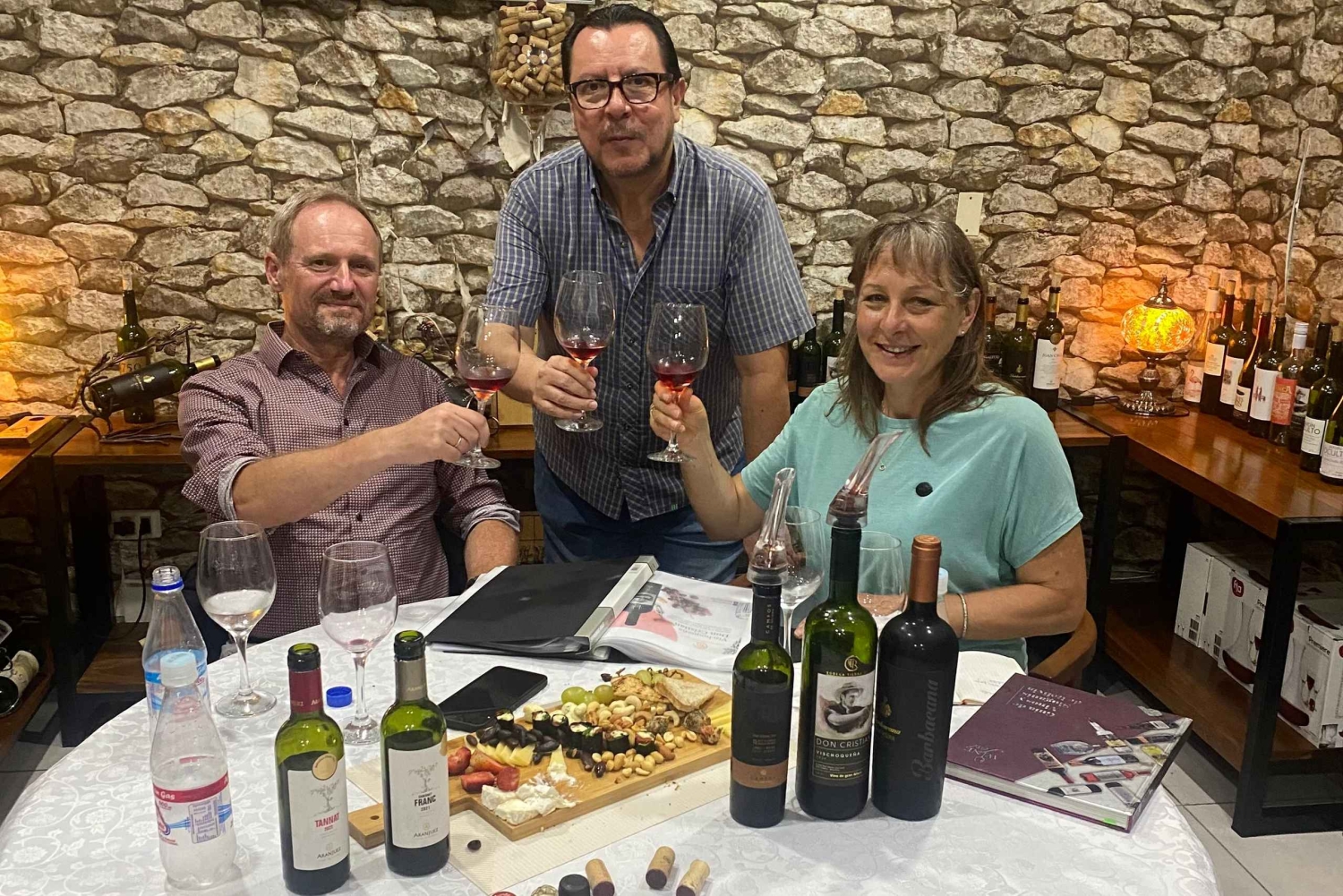 Bolívia: Prova de vinhos bolivianos com tábua de charcutaria