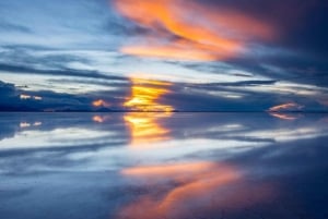 Bolivia: Auringonlasku Salar de Uyunin suolatasangolla