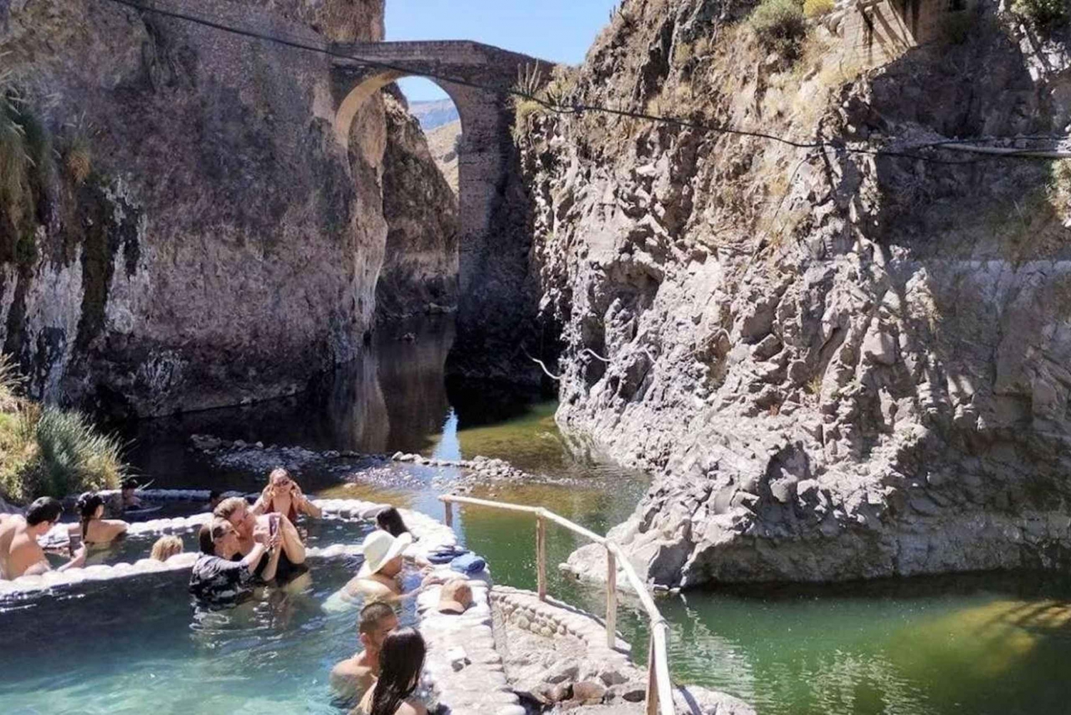 Excursion d'une journée au Canyon de Colca + transfert à Puno avec repas