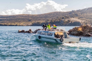 Découvrez la légendaire île du Soleil et Copacabana en une journée.