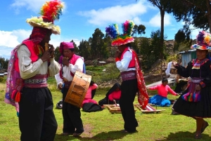 De Cusco: Excursão de 1 dia em ônibus com leito para o Lago Titicaca + almoço