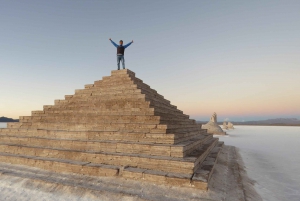 Van La Paz: 2-daagse Uyuni-zoutvlakten en rode lagune per vlucht.