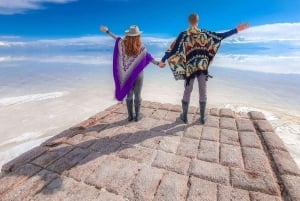 From La Paz: Uyuni Salt Flats Day Trip with Sunset Wine