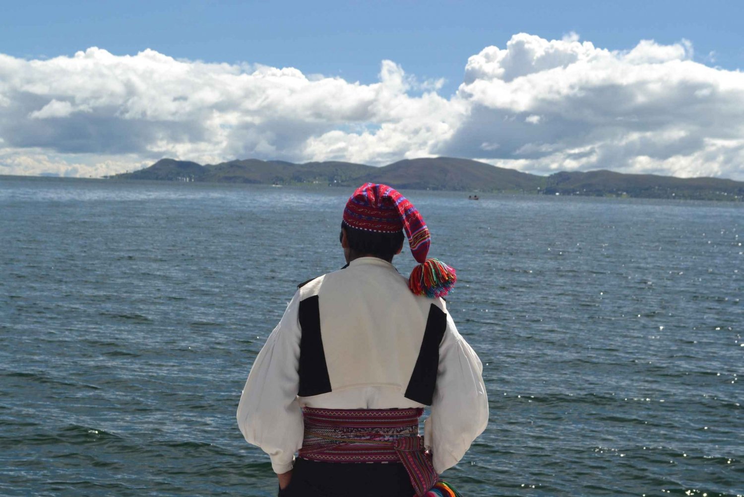Desde Puno: descubre las islas flotantes de Uros y los tejidos de Taquile.