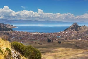 From Puno: discover the floating islands of Uros and the textiles of Taquile