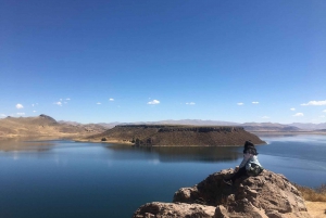 Desde Puno: Excursión de un día a Uros Taquile Sillustani