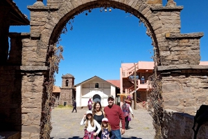 Au départ de Puno : Journée complète d'excursion à Uros Taquile Sillustani