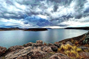 Au départ de Puno : Journée complète d'excursion à Uros Taquile Sillustani