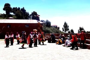 Fra Puno: Heldagstur til Uros Taquile Sillustani