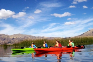 De Puno: Meio dia de caiaque nas ilhas flutuantes de Uros