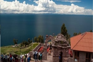 Fra Puno: Besøg øen Taquile og de lokale uroer med frokost