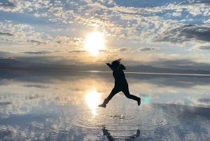 Desde Uyuni: Luz de las estrellas salida del sol efecto espejo