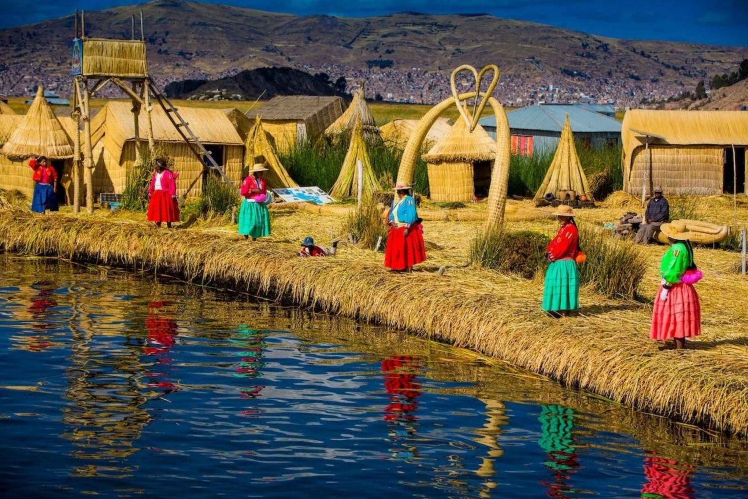 Kokopäiväretki Titicaca-järvelle Punossa tyypillisellä lounaalla