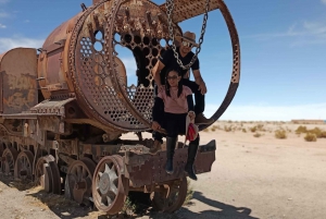 Uyuni Salt Flat kokopäiväinen retki 4:lle englanninkielisen oppaan kanssa