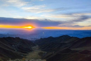 La Paz, Bolivia: zonsondergang bij het Alaxpacha-uitkijkpunt op 4000 meter boven de zeespiegel.