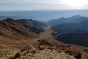 La Paz, Bolivia: zonsondergang bij het Alaxpacha-uitkijkpunt op 4000 meter boven de zeespiegel.