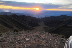 La Paz, Bolivia: zonsondergang bij het Alaxpacha-uitkijkpunt op 4000 meter boven de zeespiegel.