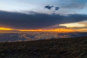 La Paz, Bolivia: zonsondergang bij het Alaxpacha-uitkijkpunt op 4000 meter boven de zeespiegel.