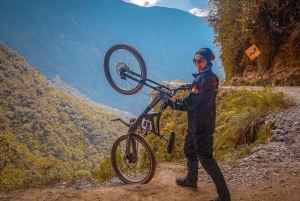 La Paz: Paz: Death Road Mountain Bike Tour lounaalla