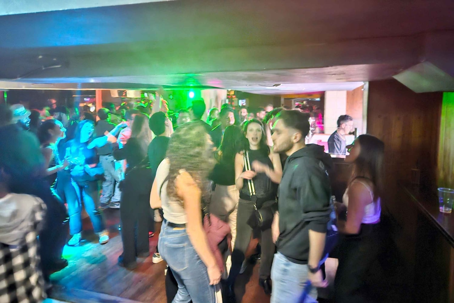 La Paz: Pubcrawl med 3 drinks og lokal guide