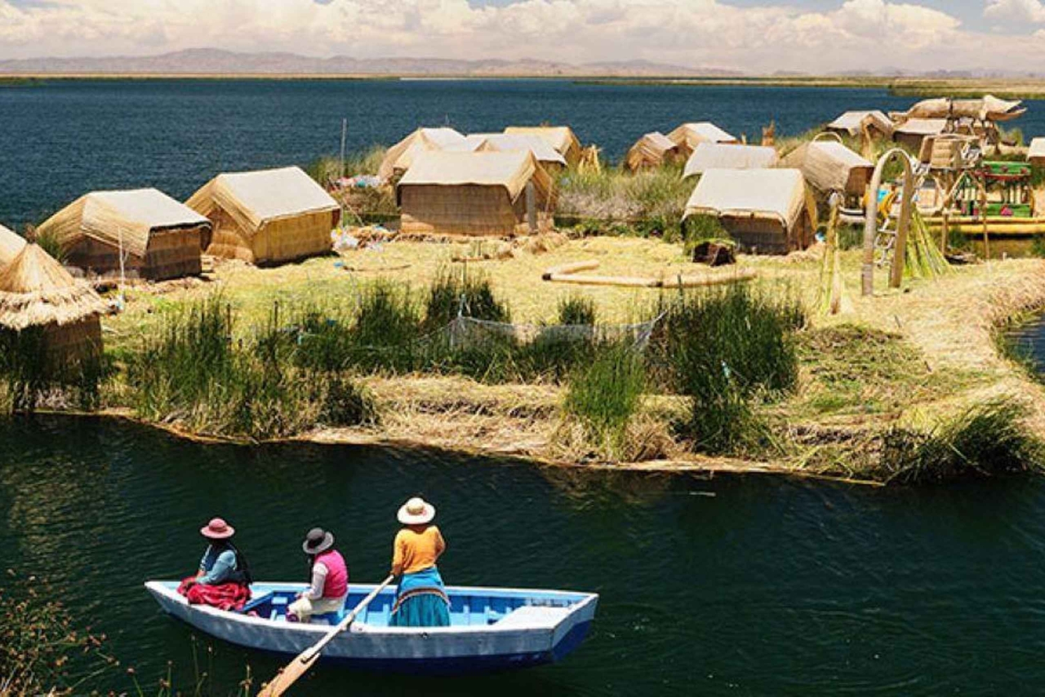 Excursión privada a las islas de los Uros en barco tradicional