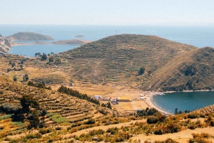 Puno: dagstur til Copacabana og Isla del Sol med show