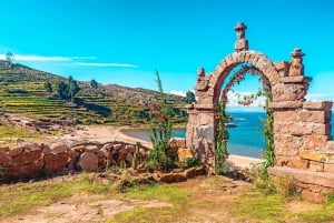 Ab Puno: Ganztagestour Uros & Taquile Island mit Mittagessen