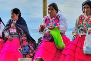 Au départ de Puno : visite d'une jounée d'Uros et de l'île de Taquile avec déjeuner