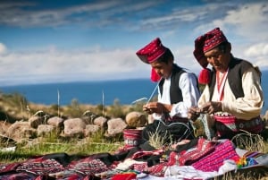 Ab Puno: Ganztagestour Uros & Taquile Island mit Mittagessen