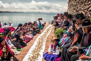 Desde Puno: Tour de día completo a los Uros y la isla de Taquile con almuerzo