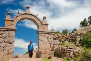 Au départ de Puno : visite d'une jounée d'Uros et de l'île de Taquile avec déjeuner