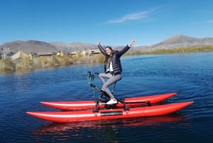 Puno: waterfiets naar het eiland Uros aan het Titicacameer