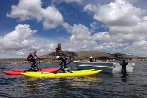 Puno: waterfiets naar het eiland Uros aan het Titicacameer