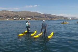 Puno: waterfiets naar het eiland Uros aan het Titicacameer