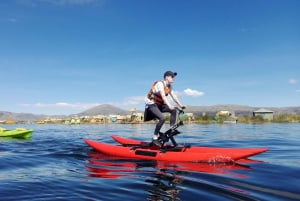 Puno: waterfiets naar het eiland Uros aan het Titicacameer