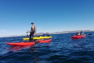 Puno: waterfiets naar het eiland Uros aan het Titicacameer